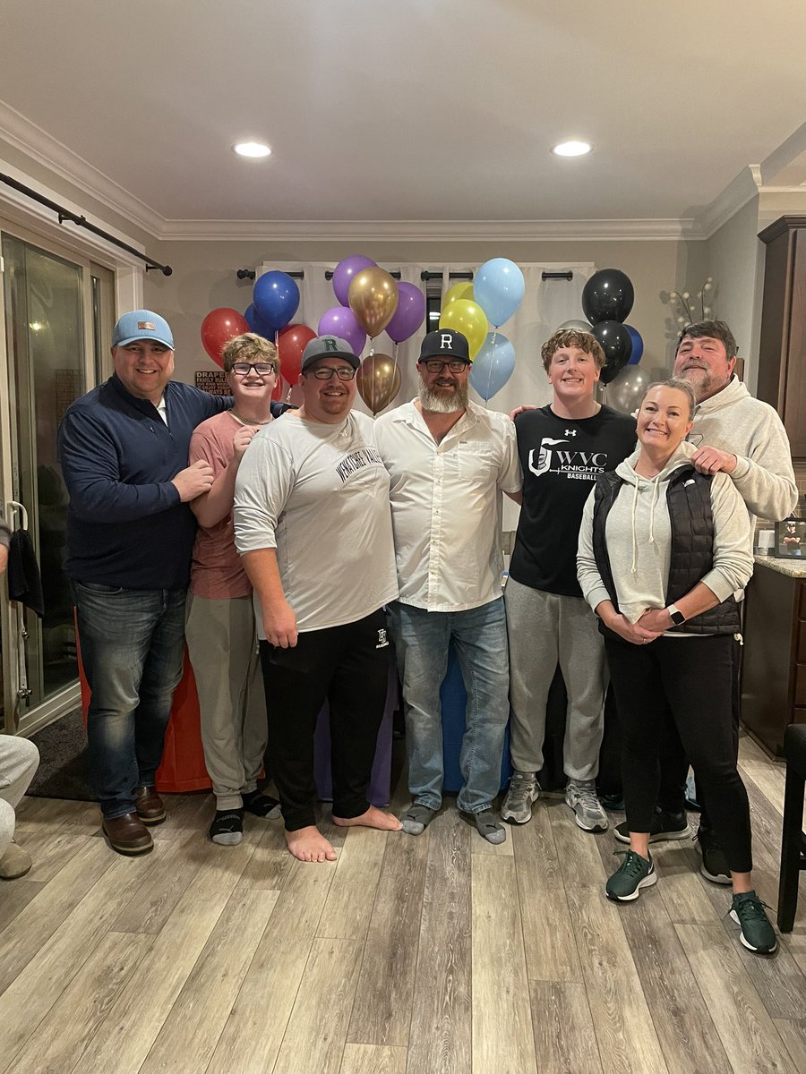 So cool to see all these dudes sign their LOIs today.#NationalSigningDay #BEADUDE