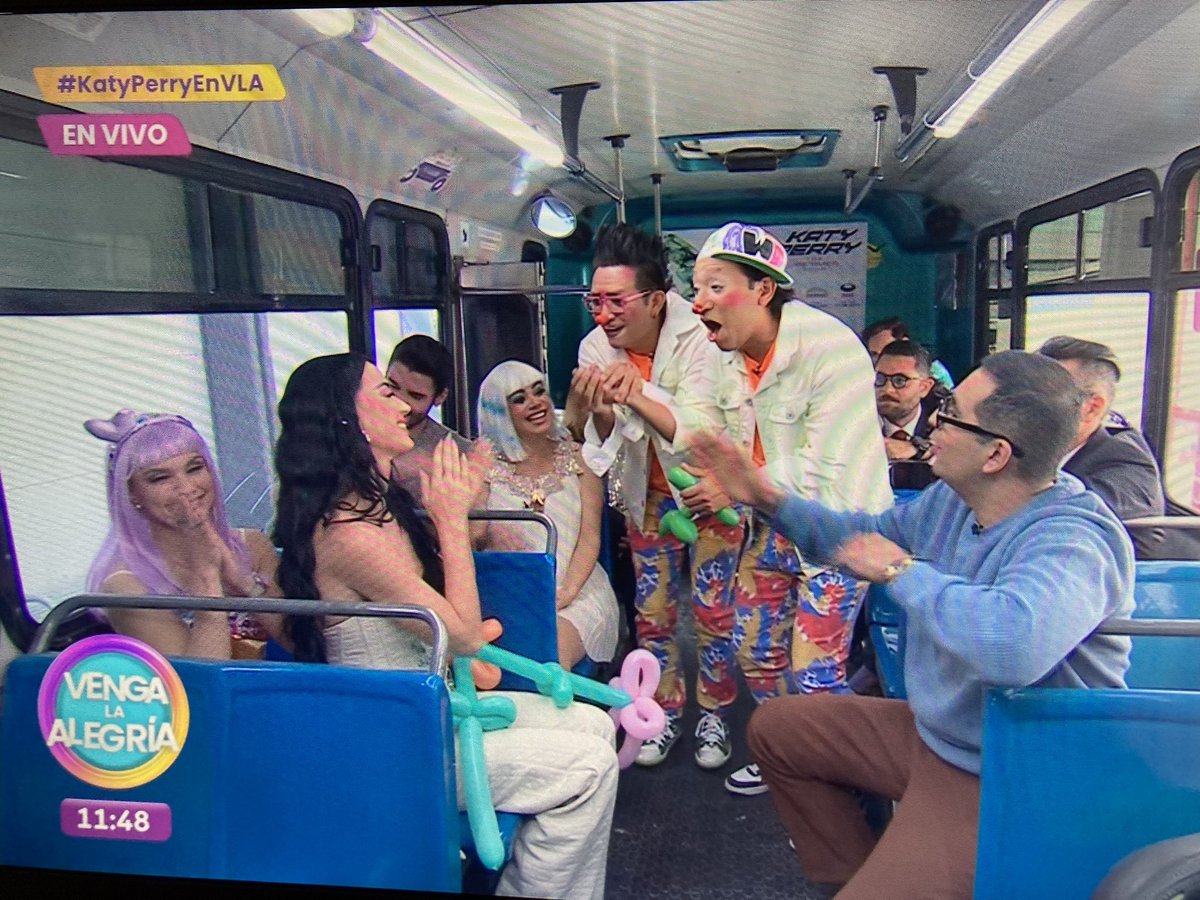 TokenTeran's tweet photo. No es Katy Perry ni es VLA. Lo incómodo es saber que así actúa el mexicano promedio frente a cualquier gringo churpio. https://t.co/15T3tlaE77