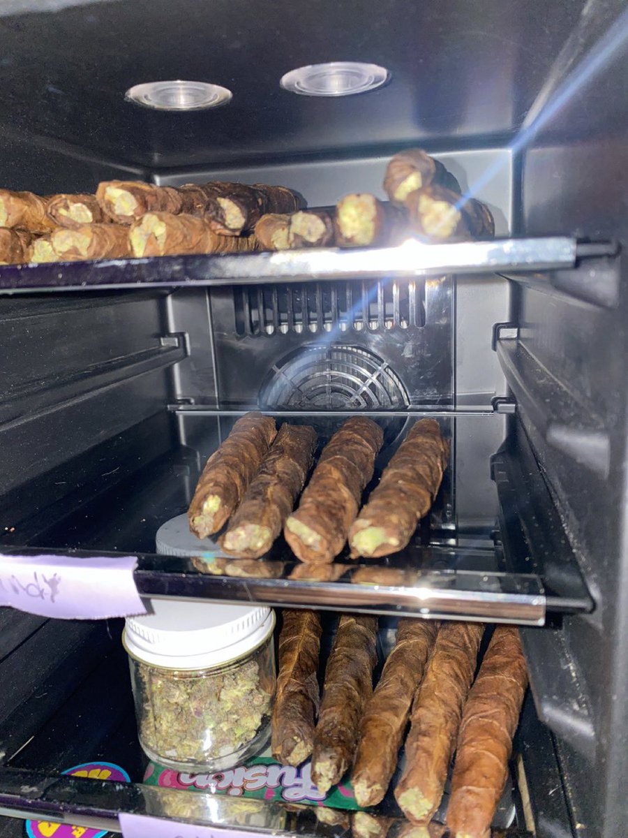 godgivenrage's tweet image. Who put their blunts in the fridge?