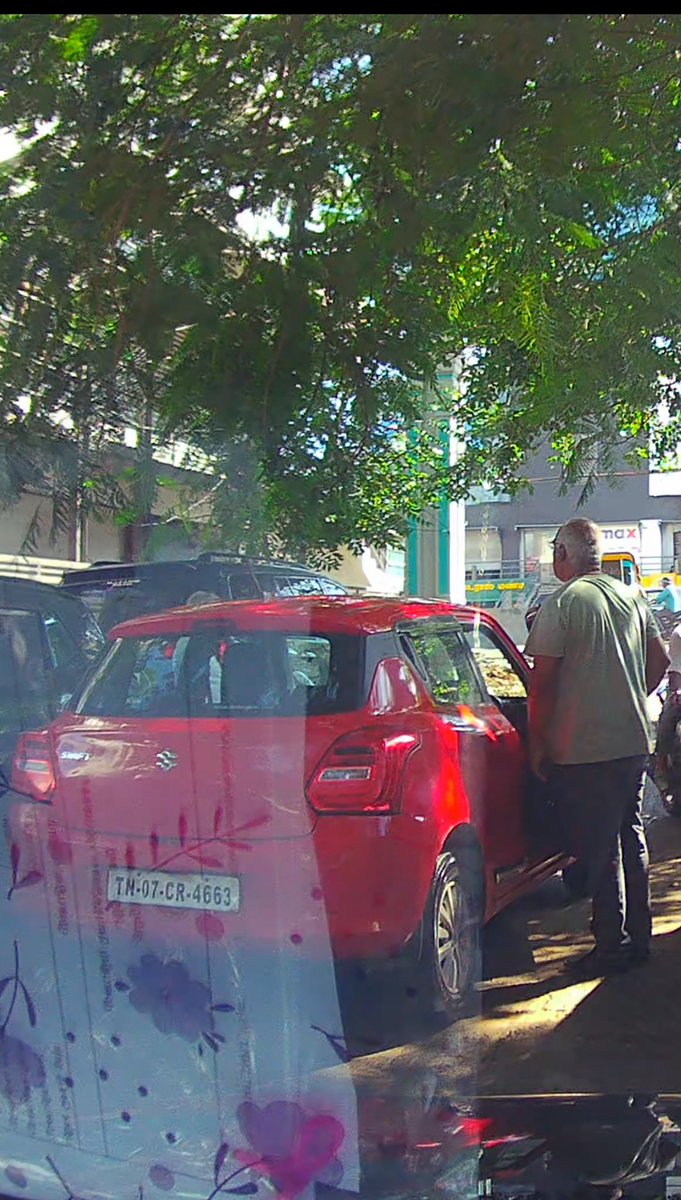 ponmasivanthi's tweet photo. Today near Neelankarai Sub registrar office this guy blocked the road obstructing free flow of traffic and started fighting with all people who came to registration. Took photo of all the cars which was parked side of the road. @ChennaiTraffic https://t.co/eTIocSWH35