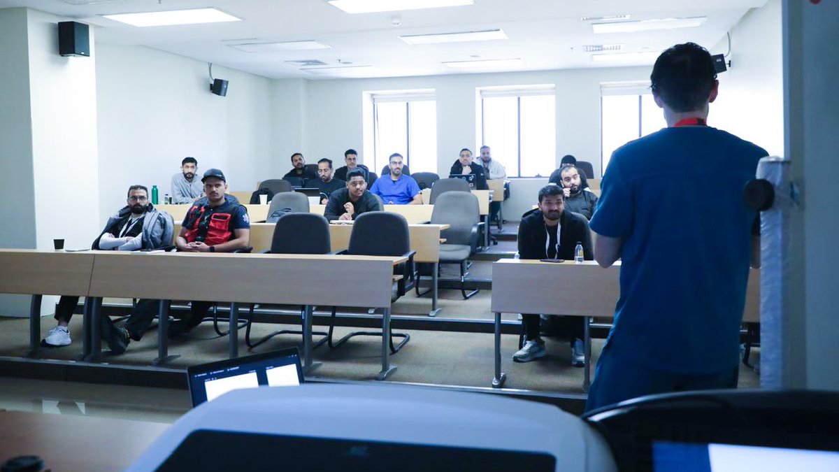 KFMC_RIYADH's tweet photo. في #مدينة_الملك_فهد_الطبية، يقدم برنامج “مسعف عناية حرجة” المعتمد من  @SchsOrg فرصة تدريبية متخصصة في الرعاية الحرجة للمسعفين، مما يسهم في تمكينهم من التعامل بكفاءة مع الحالات الطارئة الحرجة قبل الوصول إلى المستشفى

#تجمع_الرياض_الصحي_الثاني https://t.co/Z9qA6ecrAE