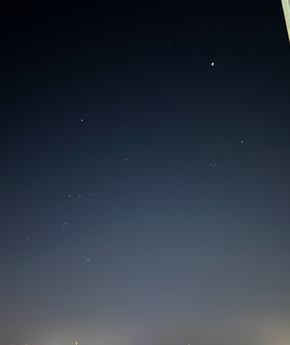 Scheherazadeq8's tweet photo. I like it when I see the stars clearly! ✨ 
لما؛ تبدو الأشياء واضحةً بالنسبة إلي، فينزاح ضباب ما يحيط بي. * https://t.co/i7CGT5K9S7