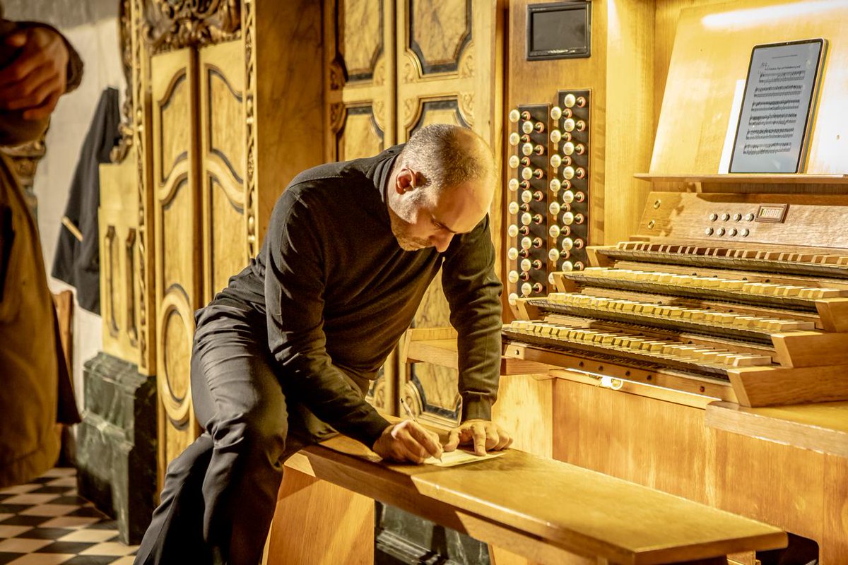 Pere-Andreu Jariod (@perandreuj) on Twitter photo L'organista <a href="/JDELARUBIA/">Juan de la Rubia</a> explicant l'art de la improvisació. <a href="/Pepe_Reche/">Pepe Reche</a> recordant les diverses visites de Stravinsky a Catalunya. I Jordi Balué Paradís presentant el guqin, un instrument xinès amb molta història. D'això anirà el <a href="/tallerlutier/">El taller del lutier</a> d'aquesta setmana a <a href="/catalunyamusica/">Catalunya Música</a>. L'organista <a href="/JDELARUBIA/">Juan de la Rubia</a> explicant l'art de la improvisació. <a href="/Pepe_Reche/">Pepe Reche</a> recordant les diverses visites de Stravinsky a Catalunya. I Jordi Balué Paradís presentant el guqin, un instrument xinès amb molta història. D'això anirà el <a href="/tallerlutier/">El taller del lutier</a> d'aquesta setmana a <a href="/catalunyamusica/">Catalunya Música</a>.