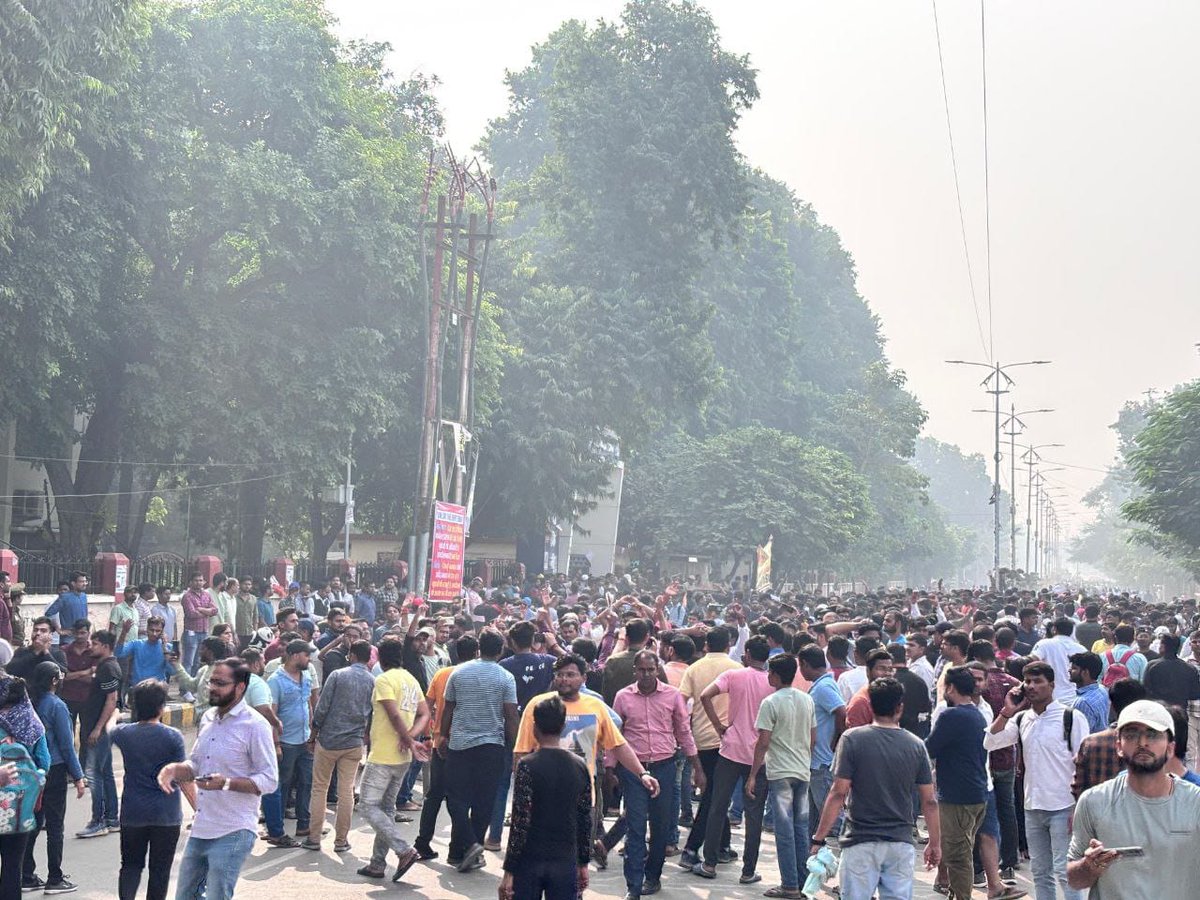 Dwivedi_AUSU's tweet image. आंदोलन के चौथे दिन सारी बाधा बच्चे कर गए पार।
सिस्टम ध्वस्त,अधिकारी पस्त,बच्चे मस्त।
इंकलाब जिंदाबाद।🔥
#UPPCS_ROARO_ONESHIFT
#NO_NORMALIZATION #UPPCS_ROARO_ONESHIFT
@Dwivedi_AUSU @aldunifamily