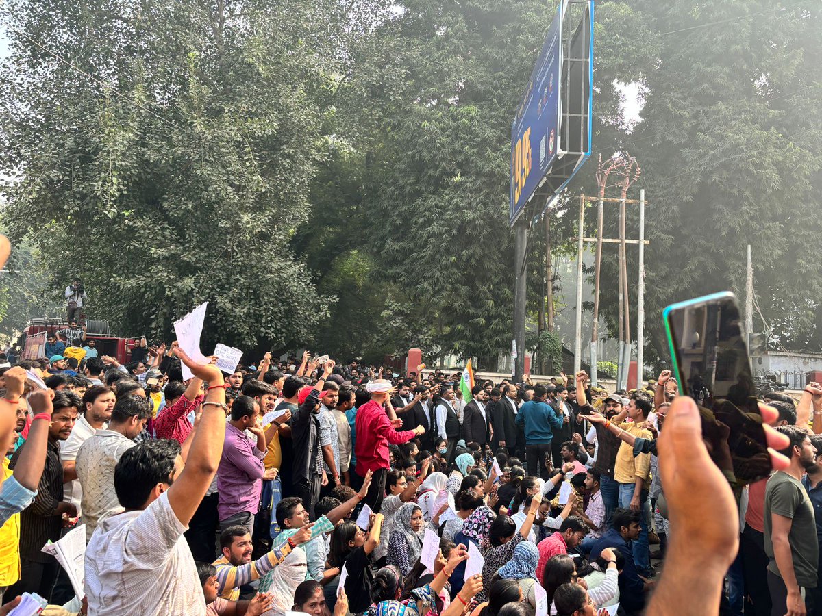 Dwivedi_AUSU's tweet image. आंदोलन के चौथे दिन सारी बाधा बच्चे कर गए पार।
सिस्टम ध्वस्त,अधिकारी पस्त,बच्चे मस्त।
इंकलाब जिंदाबाद।🔥
#UPPCS_ROARO_ONESHIFT
#NO_NORMALIZATION #UPPCS_ROARO_ONESHIFT
@Dwivedi_AUSU @aldunifamily