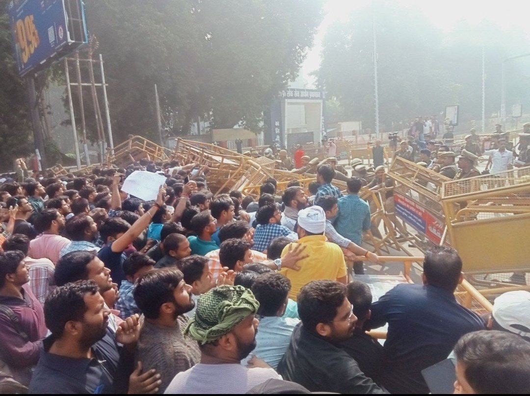 Dwivedi_AUSU's tweet image. आंदोलन के चौथे दिन सारी बाधा बच्चे कर गए पार।
सिस्टम ध्वस्त,अधिकारी पस्त,बच्चे मस्त।
इंकलाब जिंदाबाद।🔥
#UPPCS_ROARO_ONESHIFT
#NO_NORMALIZATION #UPPCS_ROARO_ONESHIFT
@Dwivedi_AUSU @aldunifamily