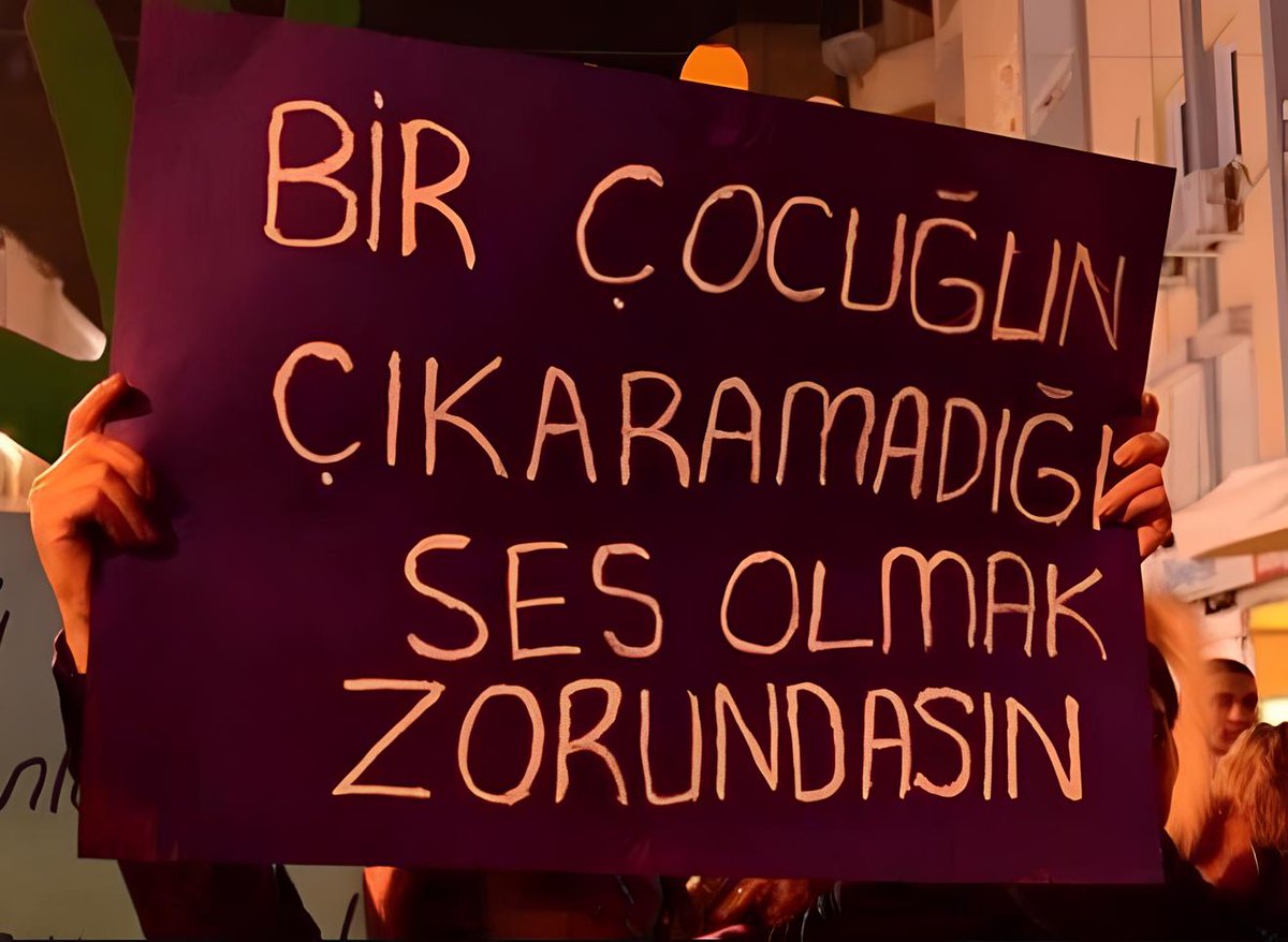 İzmir’de 13 yaşındaki bir kız çocuğunda AIDS tespit edildi. AIDS’in çocuğa ‘cinsel yolla’ bulaştığı öğrenildi.  Kız çocuğu hayatını kaybetti.
