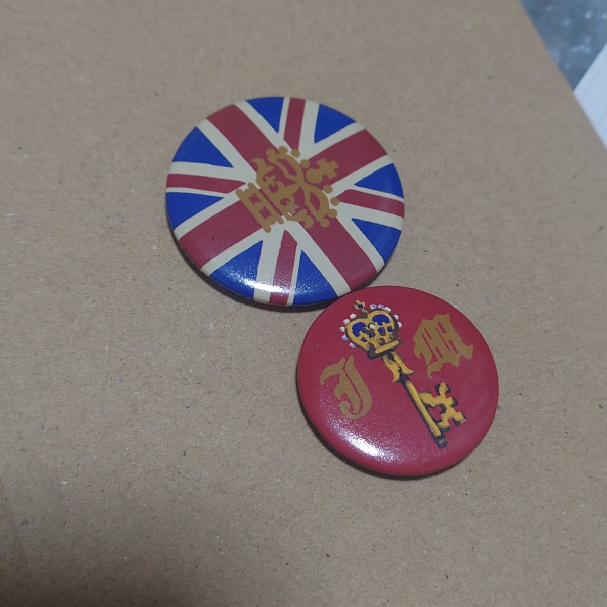 金額
：★☆☆☆
入手難易度
：★★★★★★★★★

くらいのバッジを奇跡的に手に入れられた…😭😭😭😭

まーちゃん衣装ver.3.0.3 update