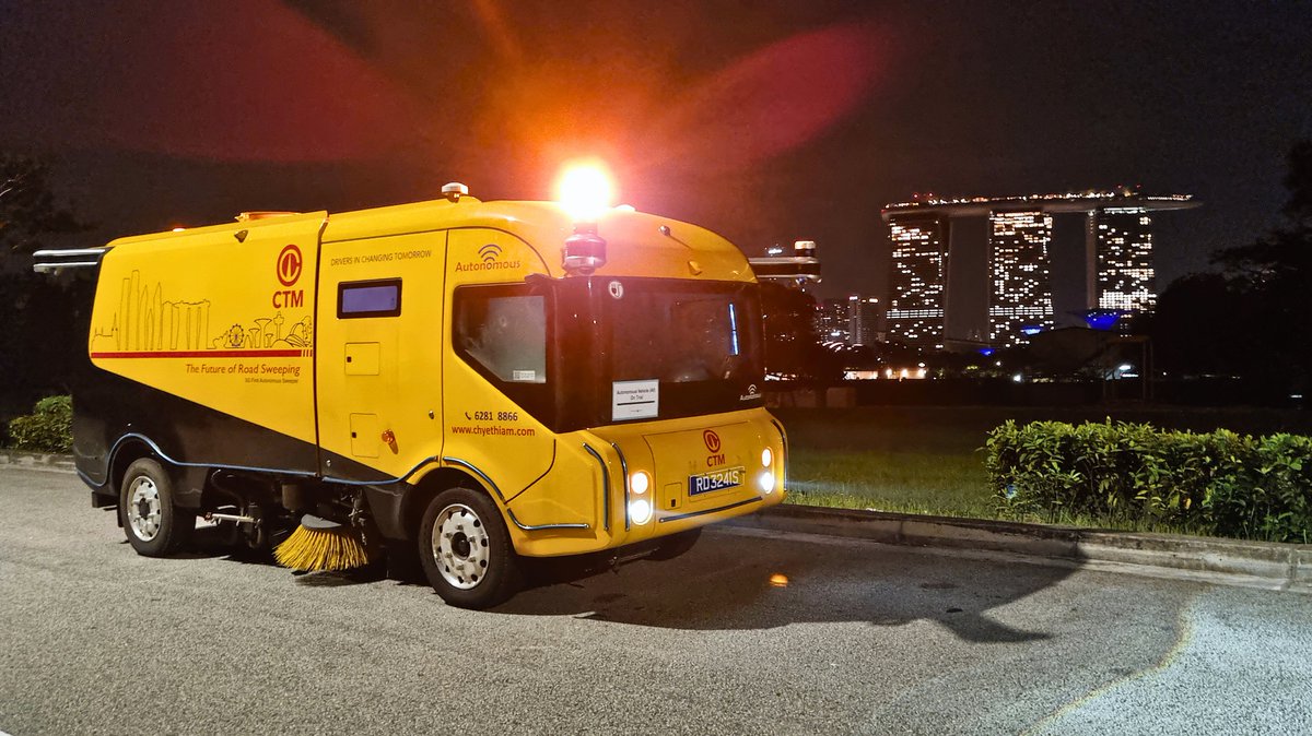 WeRide_ai's tweet photo. 🌏@WeRide wins #AutonomousDriving M1 license for Robosweeper S6 and T1 license for Robosweeper S1 in #Singapore! #Robosweeper S6 & S1 are now licensed for pilot operations on permitted public roads & paths after passing tests, marking a significant milestone in global expansion. https://t.co/FJcZv2VTy2