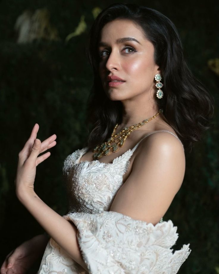 Mjcartels's tweet photo. 🔸 #ShraddhaKapoor in talks for 
#Dhoom4 
- announcement on Ranbir Kapoor birthday 
#RanbirKapoor 

🔸 #Robinhood teaser released 
- Looks like Great theif &amp; ultra rich girl love story 
- release on December 25th.
#Nithiin #Sreeleela

#Kanguva #KanguvaReview #Matka https://t.co/ZT4qe3Kgsl