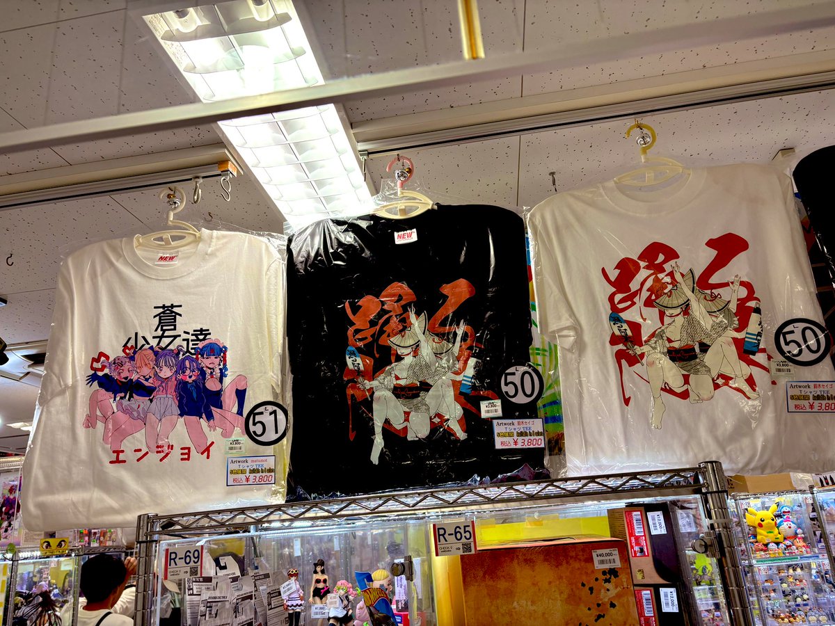 皆様お待たせいたしました。✨✨

「NEW JAPONICA」が明日から発売致します〜🇯🇵

<a href="/Sei5oSuzuki/">Seigo Suzuki / 鈴木セイゴ</a>
<a href="/TOKYO_GENSO/">東京幻想</a> 
<a href="/matumot12/">matumot コミケ2日目せ06b(西２)</a> 
<a href="/monyochita/">モニョチタポミチ</a> 
<a href="/jonsunk/">jonsun@C106日曜日南 r-01a</a> 
総勢5名の人気作家による

おみやげTシャツの第一弾‼️

当店で個展をして頂いた、jonsun先生の

作品も大注目です👀