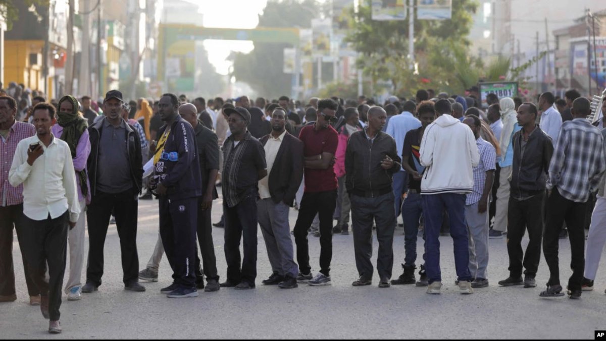 Hambalyo #Somaliland doorashada nabadda ah ee aad qabateen. Taariikh baa qormeysa.
Congratulations #Somaliland for the peaceful election. You are making history.