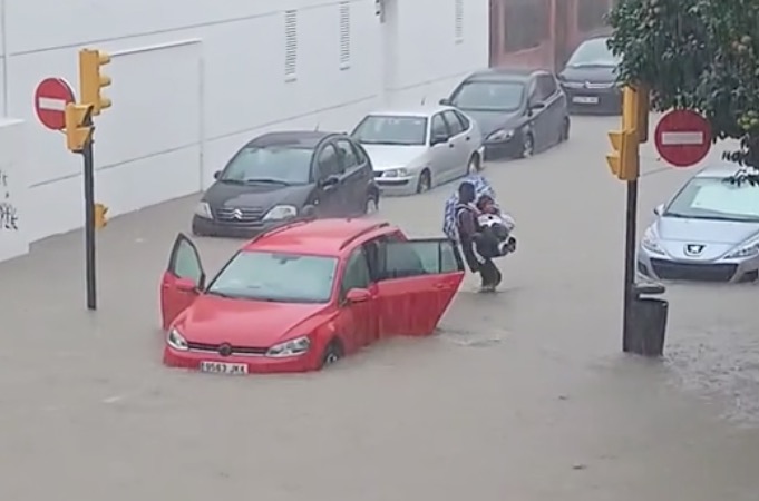 DiocesisMalaga's tweet photo. El día en que la DANA afectó de manera más directa a Málaga y  su provincia, un joven de Guinea era grabado rescatando a una mujer  paralizada por el miedo en medio de la calle, completamente inundada. @dario_mona voluntario de @migrantesDM, habla de ello:
https://t.co/LJMrsRbYhI https://t.co/HG280xoGuE