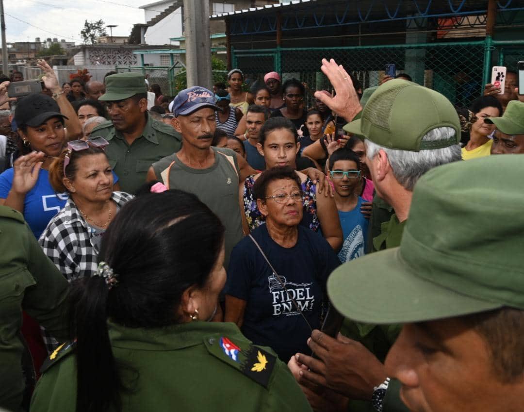 EVilluendasC's tweet photo. Recorre una y otra vez los lugares impactados por los huracanes. Chequea, impulsa, explica, da aliento... #YoSigoAMiPresidente https://t.co/cjwJ2ZlWso
