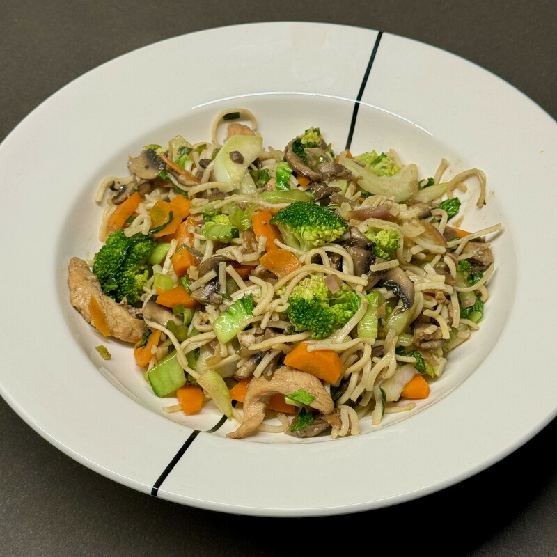 Chicken Chow mein

Chicken chow mein is an easy Chinese stir fry wok recipe. With lots of vegetables and noodles it is both tasty and healthy.

#chinese #chowmein #nepali #noodles
surprising.recipes/2019/01/19/chi…