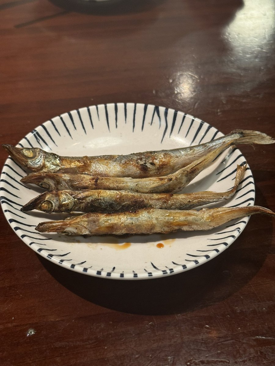 kaze96ron's tweet photo. お疲れの柳葉魚 https://t.co/sVQ35FGL10
