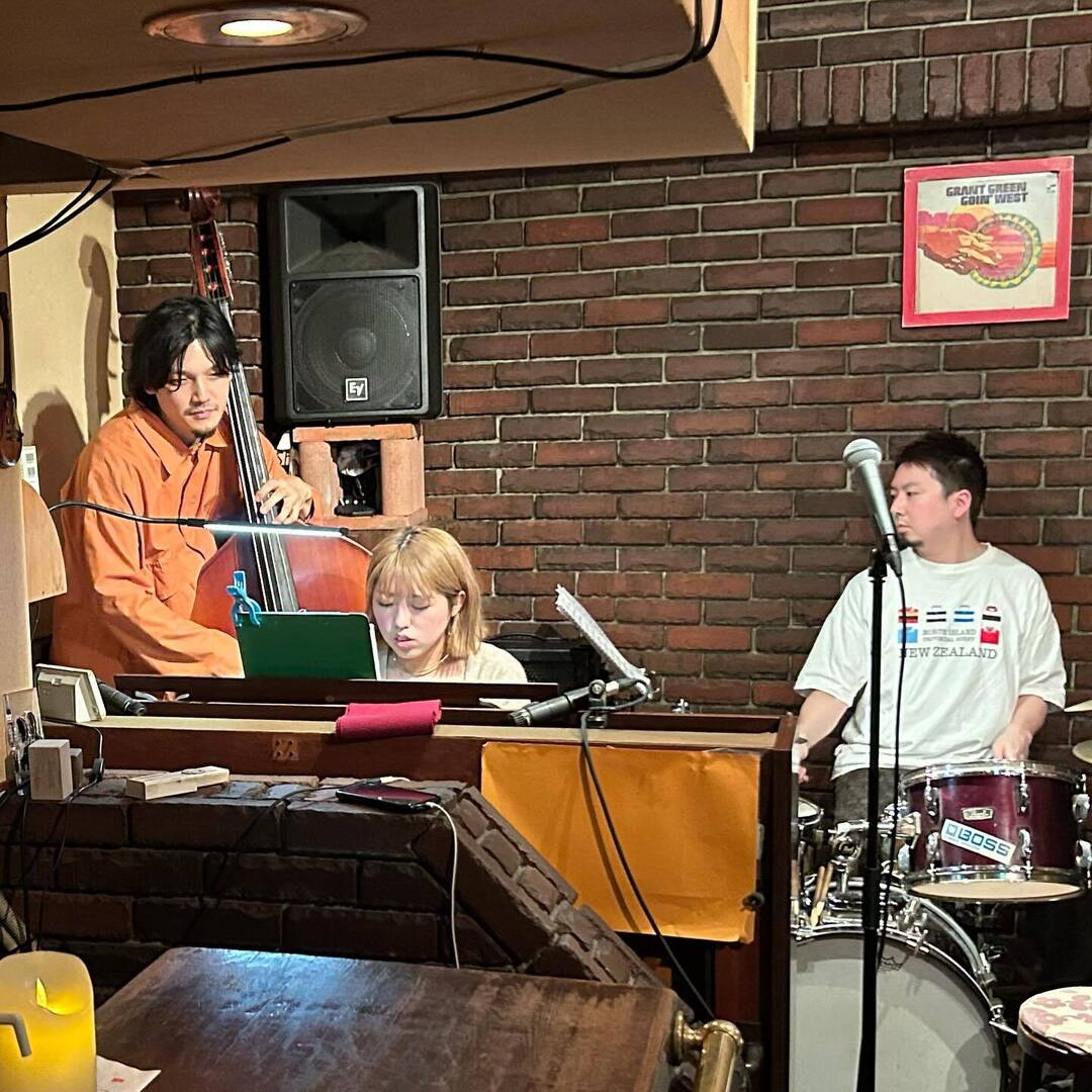 dejimaken's tweet photo. 今夜は久しぶりの高田馬場 #GateOne で若手のトリオ
#平倉初音 #三嶋大輝 #吉良創太 https://t.co/jes7fAqJik https://t.co/F2T4Bdykm3