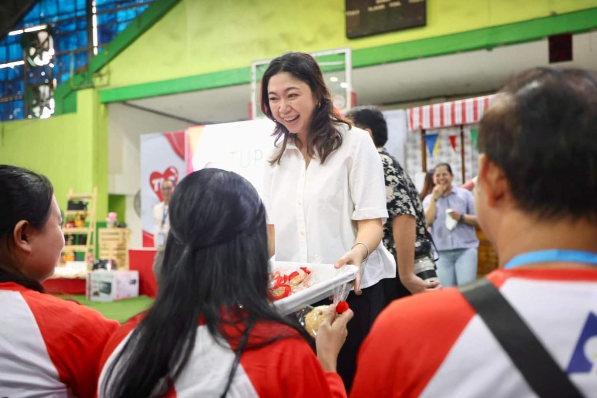 IloveTaguig1's tweet photo. 100% ang support ng Team TLC para sa TUPAD program ng DOLE na hatid ay hanap-buhay at oportunidad para sa Taguigeno!
Ito ay naging posible sa pamamagitan ng ating minamahal na Cong. Ading Cruz, Jr!!
#TUPADOrientation
#iLoveTaguig
#TransformativeLivelyCaringCity
#TeamTLC https://t.co/0XEOaKN7vO