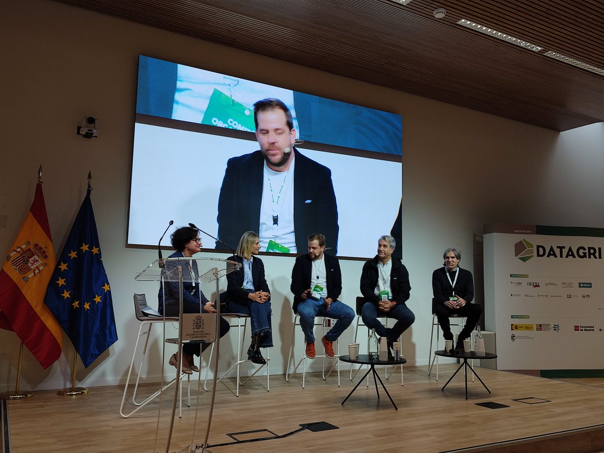 ForoDatAgri's tweet photo. @SiexDeAgexport @mapagob @lavegainnova @Cajamar @CARTIFCT @DIHAndAgrotech @UniversidadeUSC @Coarval @jcyl @HispatecAGRO @chechemaps @visualNACert @aGROSLabCE @MiguelCordobaP @greenfield_agri 📳 #DATAGRI2024    

🗣 "Nuestra visión es desde el mercado, desde la necesidad de la comercialización y por eso enfocamos nuestras soluciones a mejorar los procesos en toda la cadena desde el punto de vista comercial, económico y sostenible, Gonzalo Martín,  @HispatecAGRO. https://t.co/vB9SzHvH7w