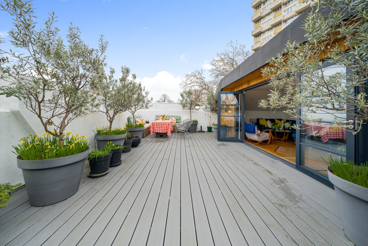 A stunning duplex apartment on the top floor of a converted Victorian public house. 

📍Stockwell, SW4
🏡2 bedrooms
🔐Secure gated development
⛓No onward chain
🌳Private roof terrace
💷£950,000

See the full listing: bit.ly/4hM8JCb

 #stockwelll #SW4 #roofterrace