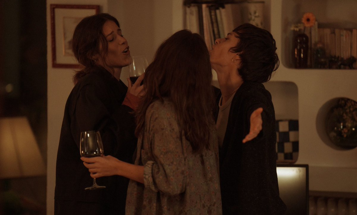 Ana, Óscar… ✨ y Nacho. 

"LOS AÑOS NUEVOS" • de NACHO VEGAS <a href="/NachoVegasTwit/">Nacho Vegas</a> • ya es vuestra 💙🔊 Disponible en las principales plataformas de música. 

📀 Producida por Nacho Vegas junto a Hans Laguna, Cristian Pallejá y Ferran Resines. Sello <a href="/OsoPolitaDiscos/">Oso Polita</a>.