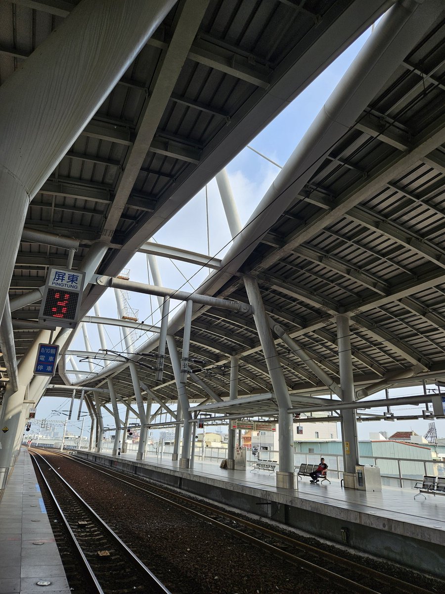 一座會呼吸的車站
有著一窗善解人意的心扉
隨著候車座椅的空間感
感覺身體和天空有了不同的距離
仰看、坐看、立看、東看、西看
我和天空似乎很近也很遠
近的是映入眼簾的藍天隨意可得
遠的是伸手而不可及的飄逸雲朵
別有天地的風景常讓人冥思
因而忘了目的是來搭車的…

#日常生活 #拾遺有感 #綠建築