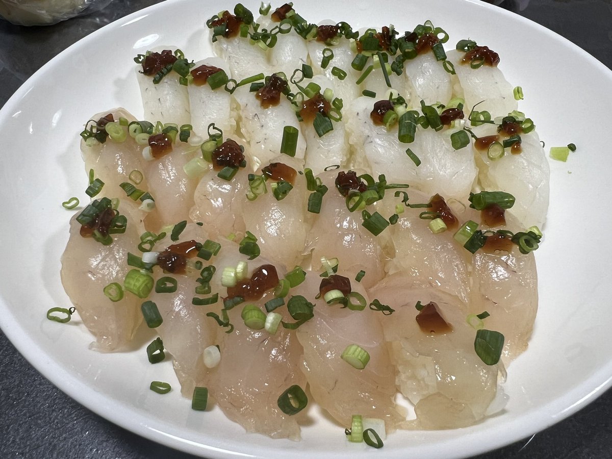necha_fishingZ's tweet image. つわりでダウンしてたら目の前にお寿司が！！！！！出前かな…と思ったら旦那さん作。えーーーΣ(ﾟﾛﾟ;)
ジュレポン酢も自作とのこと…
 #ふぐ  #レベチ  #うま