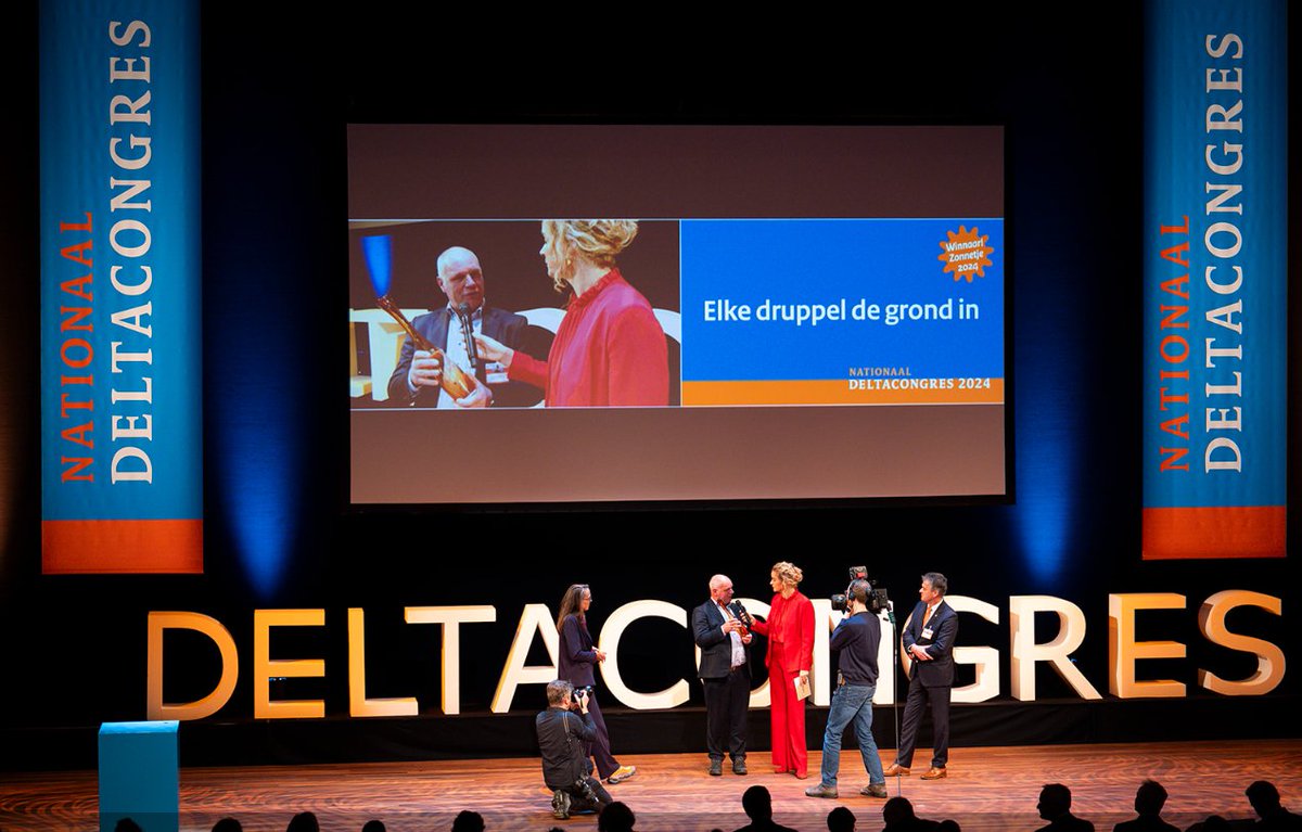 Tijdens het Deltacongres wordt het Zonnetje uitgereikt. De winnaar van 2024 is: Elke druppel de grond in: hoe waterschap en grondeigenaren regenwater vasthouden. 🎉deltaprogramma.nl/nationaaldelta….  
 
#deltacongres2024