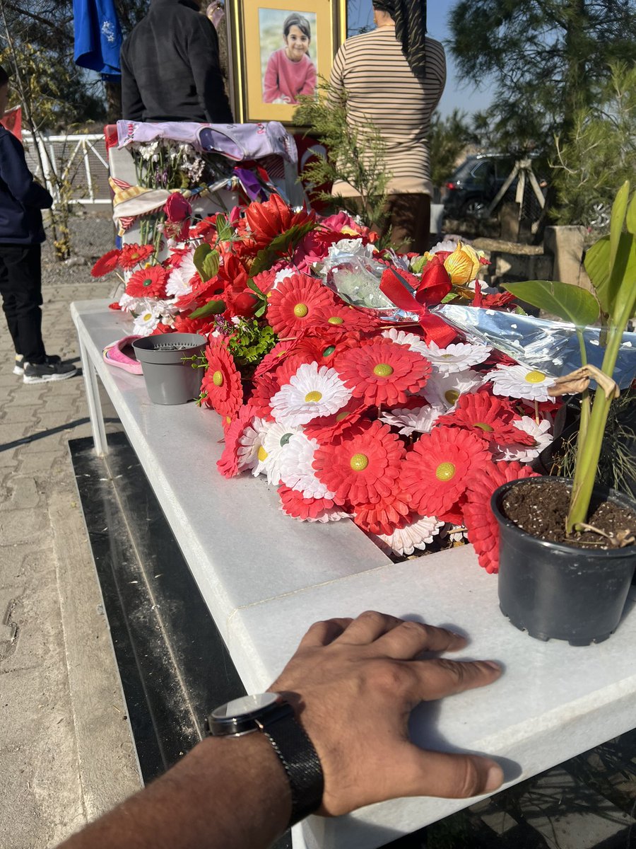 Öğretmen Enginden,
      Sevgili Narin’e; Narincim, Gül yüzlü kızım, Seni yok ettiklerini sandılar, Yalnız sen herkesin yüreğinde daha çok var oldun. Narin; Seni Seviyoruz…