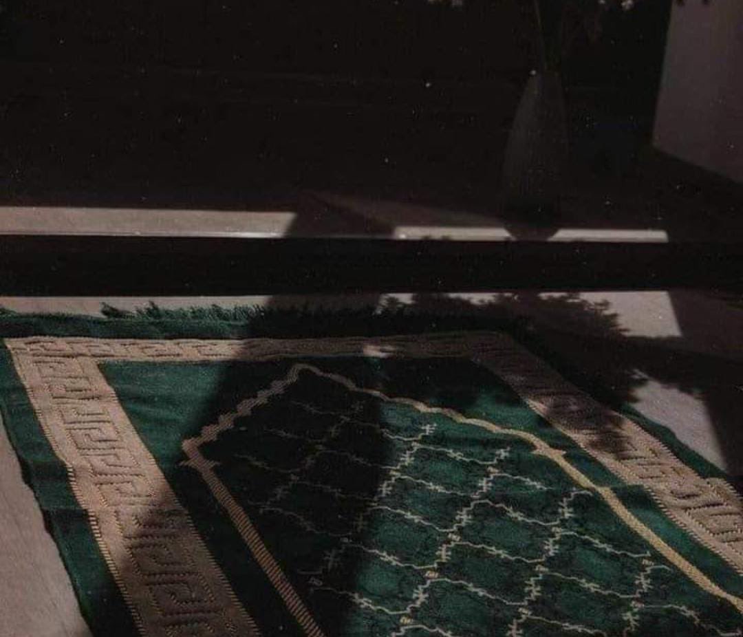 *"اللهم الثبات على الصلاة حباً وليس فرضاً واجعلها أحب إلينا من أمور الدنيا وما فيها🤍."*