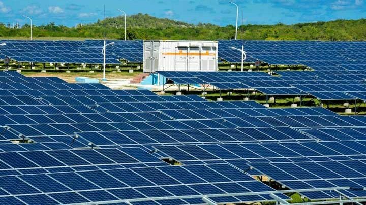 Facilitan acciones extensión de energía renovable con paneles Lunares en Holguín.