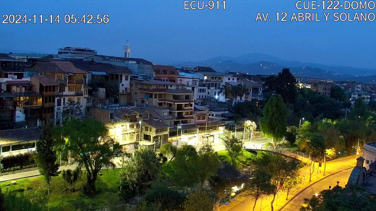 BuenJueves 🌄 Compartimos estas postales del amanecer en #Cuenca  visualizado a través de los dispositivos de #VideovigilanciaECU911. ☁️ El  pronóstico del clima indica que será un día nublado.  #ECU911BrindaSeguridadIntegral
