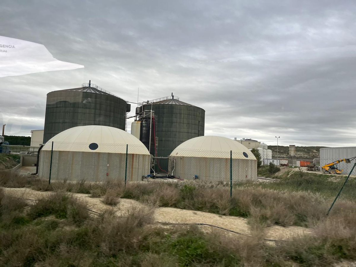 sustraierak's tweet image. Imágenes de las visitas de ayer a grandes proyectos #destructores en Navarra:
1: #macrogranja Valle de Odieta.
2: Biometanización #HTN, filial de la anterior.
3: Un gran parque solar fotovoltaico en las #Bardenas.
4: Centrales térmicas de #Castejón.