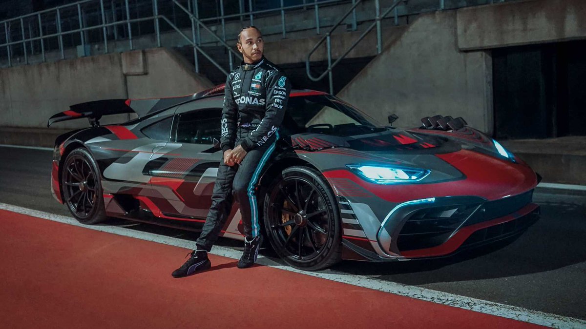 Lewis Hamilton menganggap kalau hypercar modern saat ini terlalu 'membosankan'!

Ia mengaku kalau ia lebih memilih untuk menggelontorkan uangnya untuk investasi di barang-barang seni dan mobil klasik.

"Mobil-mobil modern saat ini terlihat sama saja. Agak menyedihkan," ujar juara