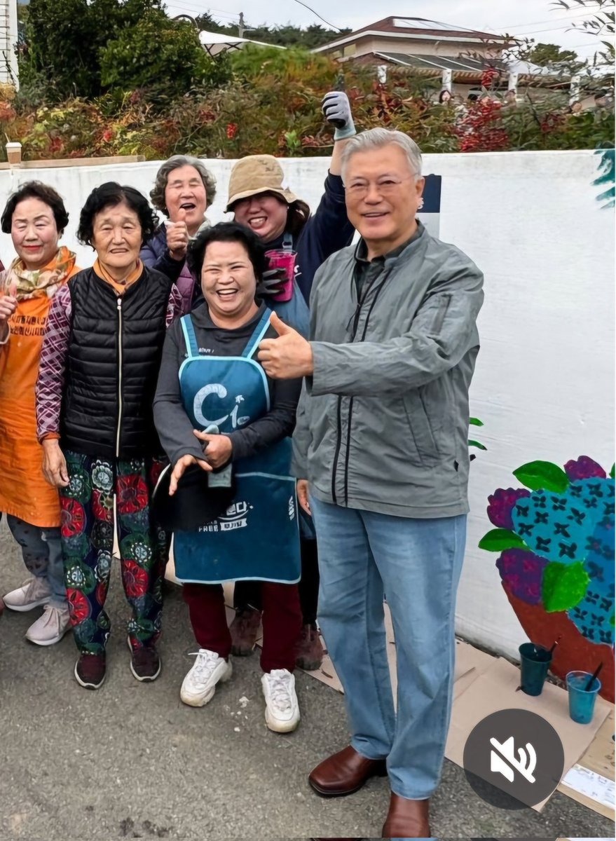 예뻐진 책방담장🌸
마을 할머님들이 책방담장에 벽화를 그리셨대요
책방지기님도 엄지척👍 🥰💙

#아름다운_평산마을
#평산책방