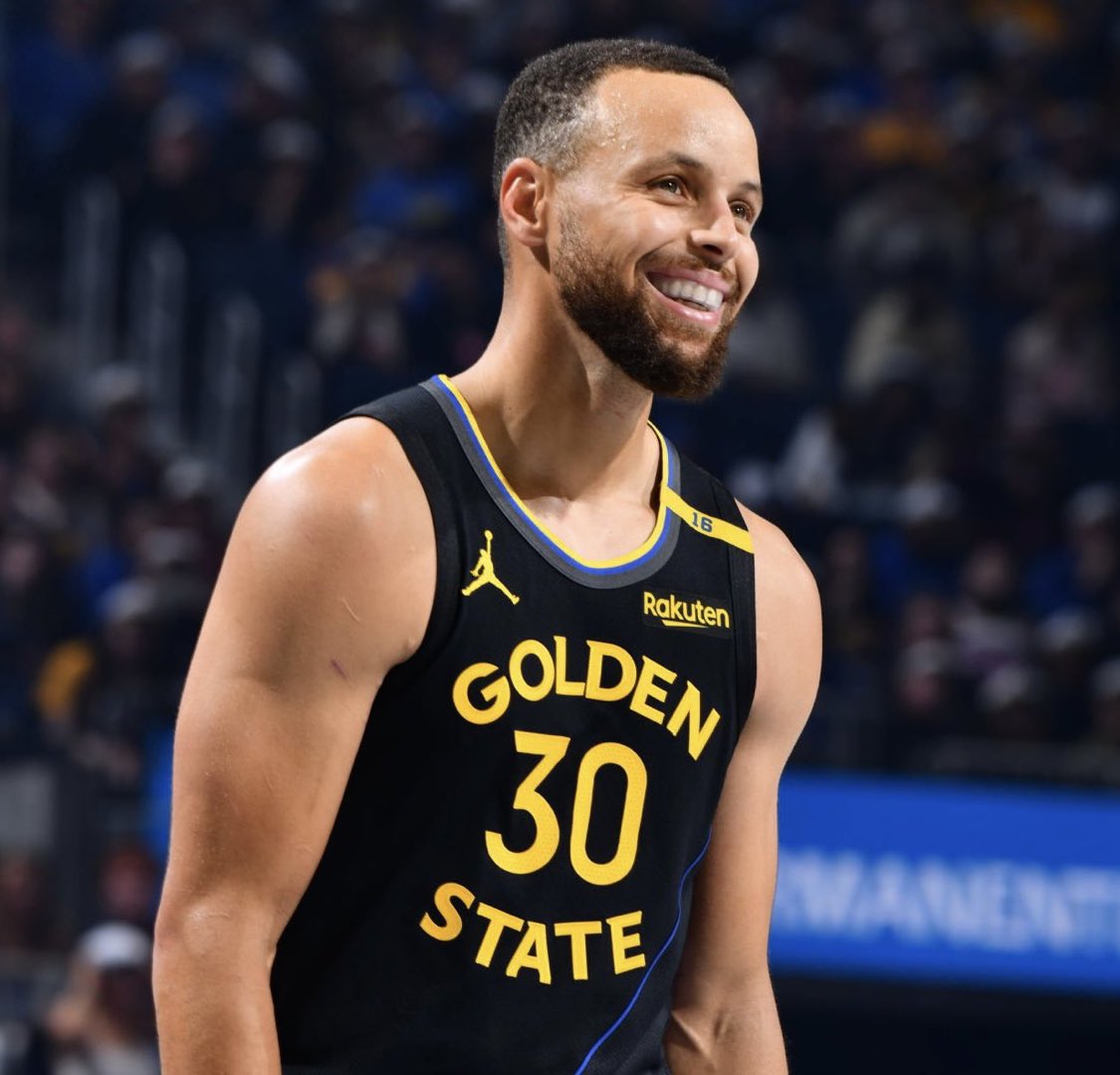 SCurry_FR's tweet photo. Il n’y a que 3 joueurs de +36 ans dans l'histoire de la NBA à avoir enregistré deux matchs consécutifs à +35 points :

▶️ Steph Curry
▶️ LeBron James
▶️ Michael Jordan

De plus, Steph est également devenu le meneur le plus âgé de l’histoire à enregistré deux matchs de suite à +30 pts ! 👑

(Via @StatMamba)