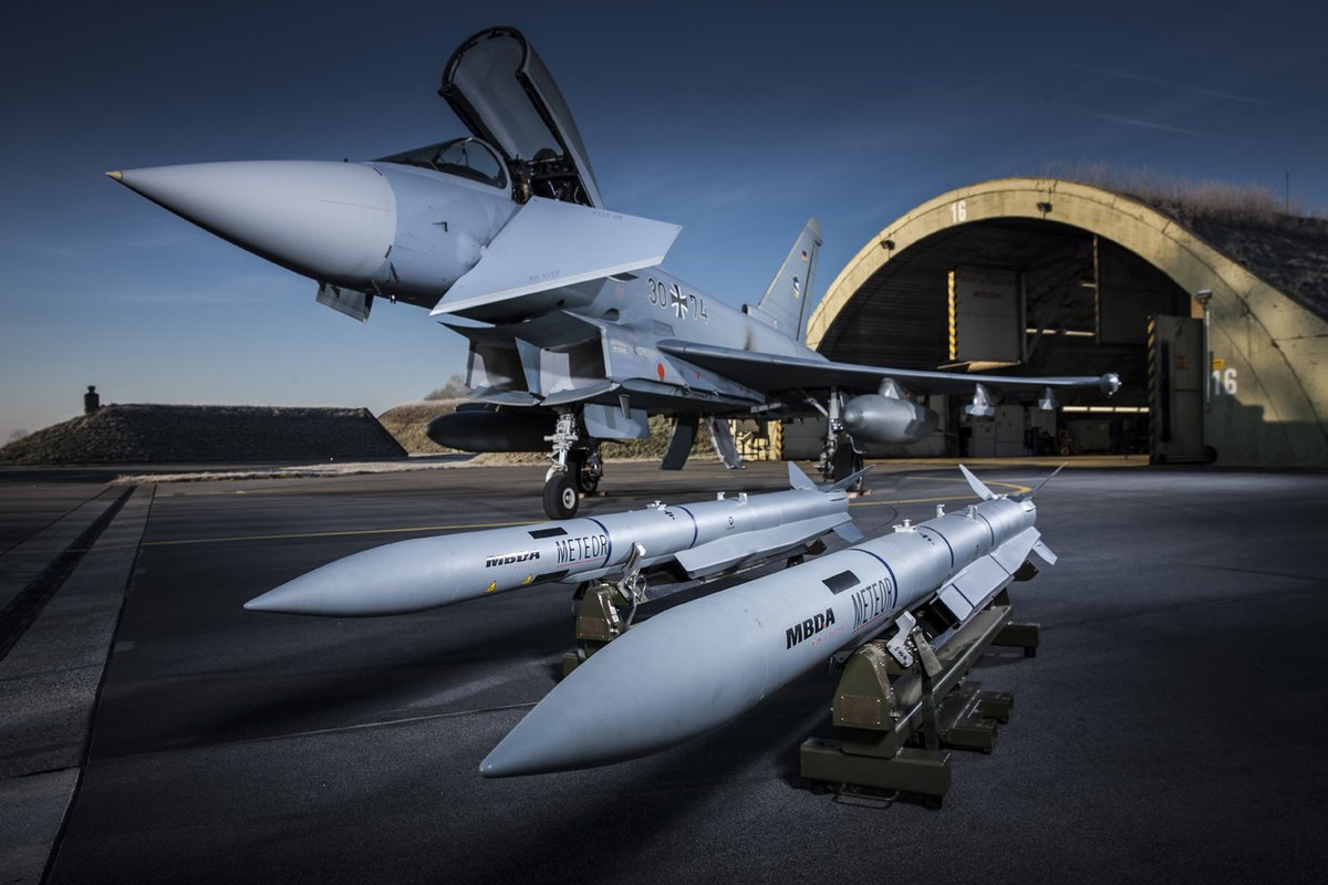 Team_Luftwaffe's tweet photo. Gamechanger im Anflug! 
Verteidigungs- und Haushaltsausschuss billigten die Anschaffung neuer Meteor-Lenkflugkörper 🚀 von @MBDAGroup und die Entwicklung des neuen Jet-Helms Striker II 🪖.

Ein starkes Team für eine starke Zukunft @BAAINBw und #TeamLuftwaffe 💪
@MBDADeutschland https://t.co/HswGmzCAu2