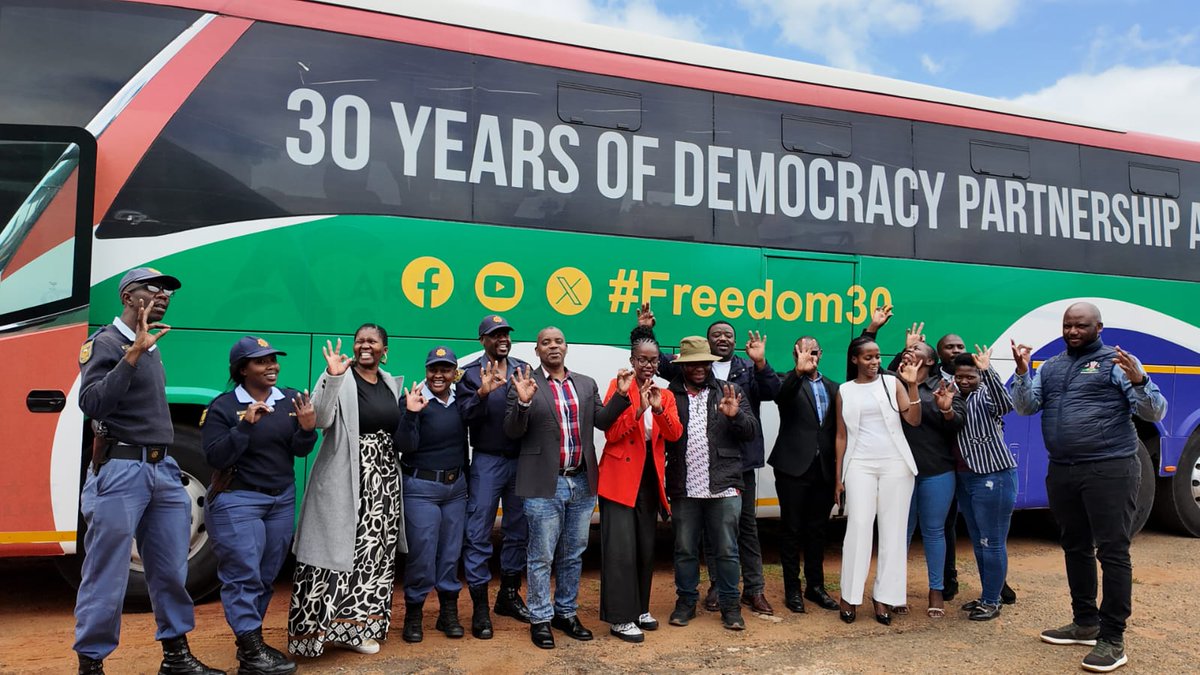 GovernmentZA's tweet image. #GovZAUpdates| The Democracy Bus has landed in Mpumalanga. The Gert Sibande District Communicators Forum (DCF) welcomes the bus at the Albert Luthuli Municipality building in Carolina, where the bus begins its tour of the warm province. #30YearsOfFreedom #Freedom30