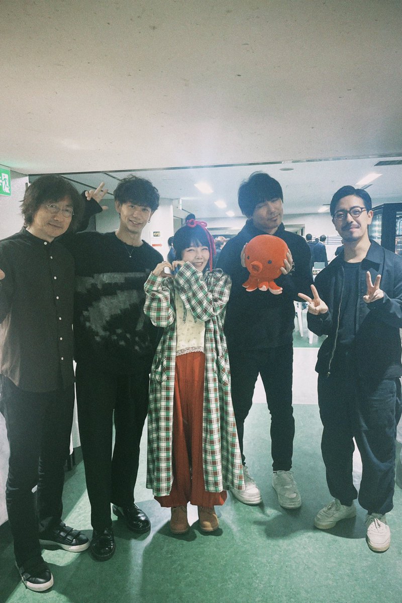 aiko_dochibi's tweet photo. ベットヒット歌謡祭「相思相愛」を歌わさせていただきました。緊張して手が震えたのはじい。和葉ちゃんの真似して赤いリボンで歌いました♡ありがとうございました！
今は絶賛リアタイちゅう！！！ https://t.co/wcbJLSlUJt