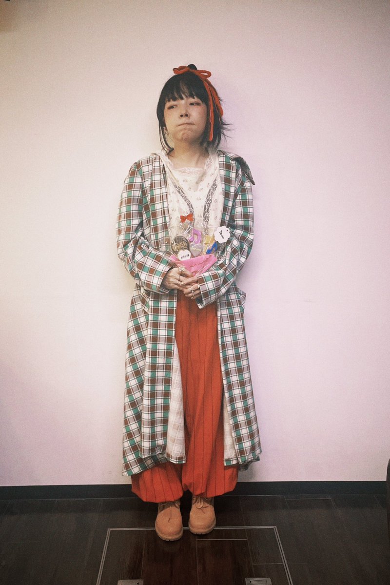 aiko_dochibi's tweet photo. ベットヒット歌謡祭「相思相愛」を歌わさせていただきました。緊張して手が震えたのはじい。和葉ちゃんの真似して赤いリボンで歌いました♡ありがとうございました！
今は絶賛リアタイちゅう！！！ https://t.co/wcbJLSlUJt
