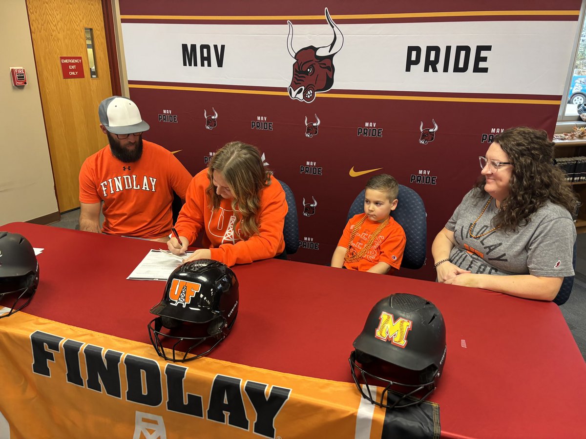 molly_davis4's tweet photo. It’s official!! I am so thankful for all of my family, friends, and teammates who came to support me tonight in this special moment. Can’t wait for the next 4!! Go Oilers!!🧡 https://t.co/SBfc6apDkK