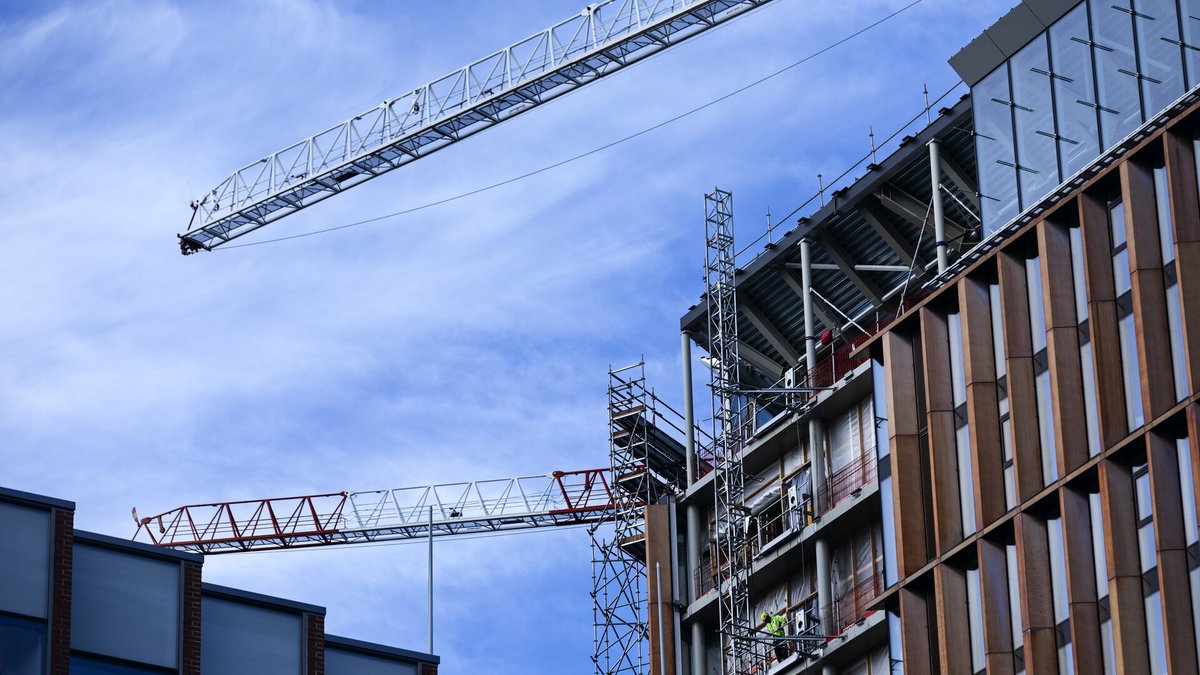 Valtioneuvosto on antanut eduskunnalle esityksen Valtion tukeman asuntorakentamisen keskuksesta sekä sen tehtävistä, johtamisesta ja ratkaisuvallasta. Keskus vastaisi valtion tuen myöntämisestä asuntorakentamiseen sekä muista nykyisen Aran lakisääteisistä tehtävistä. 
<a href="/ARAviesti/">Asumisen rahoitus- ja kehittämiskeskus</a>