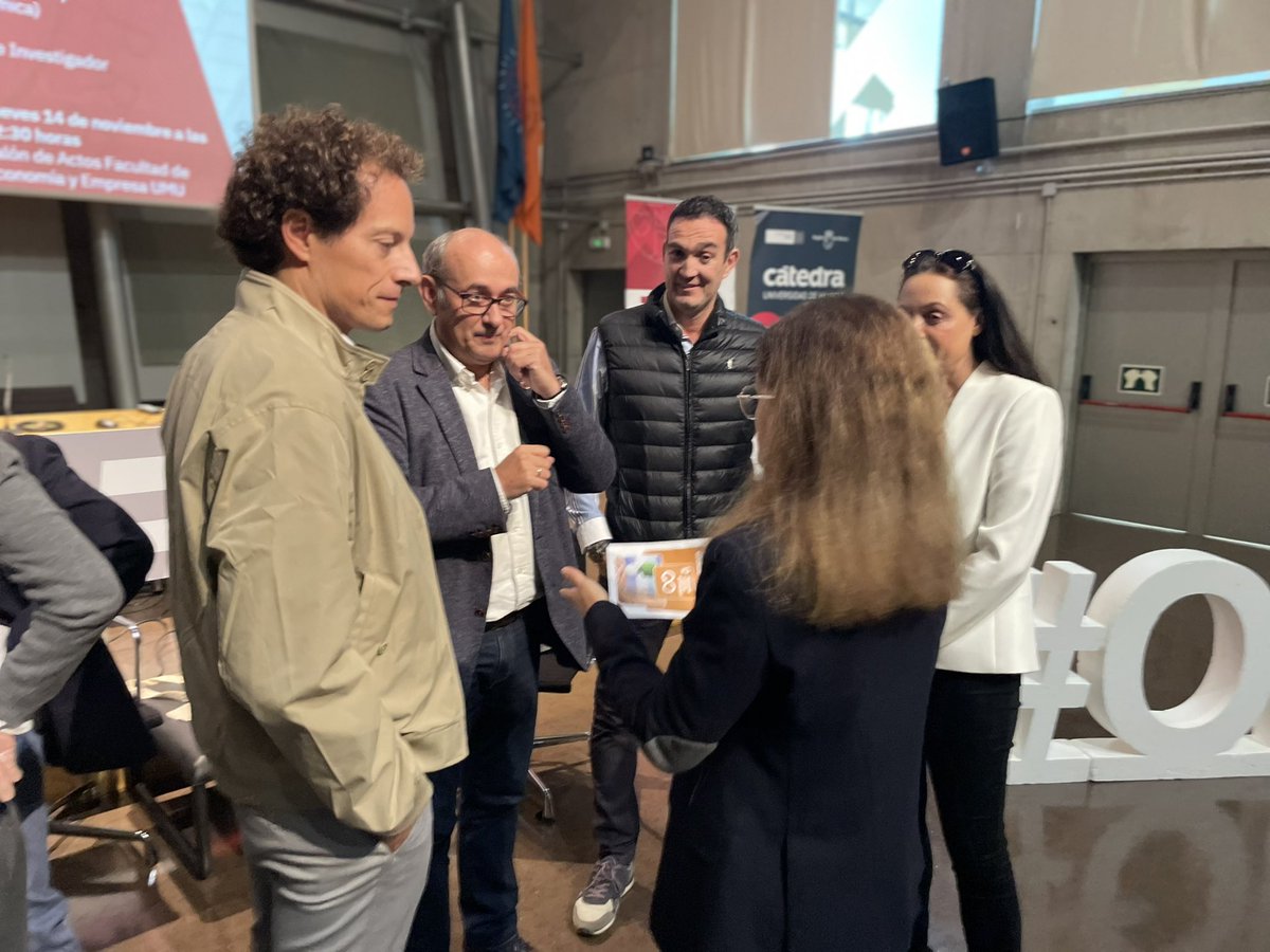 UmuODSesiones's tweet photo. MESA REDONDA | 🟧 #ODS12 en la @UMU.
➡️ ‘La #EconomíaCircular como oportunidad de negocio’.
🗣️ Con: @megia_pilar (@EMUASA_Clientes), @PabloCandelaG (RNC), Nacho Paco (#HTBA) y Asun Hidalgo(@QuimicaUm).
✅Modera: José M. Mtnz Paz (@Catedra_RSC).
📍@EconomicasUMU. https://t.co/SR2obVigIx