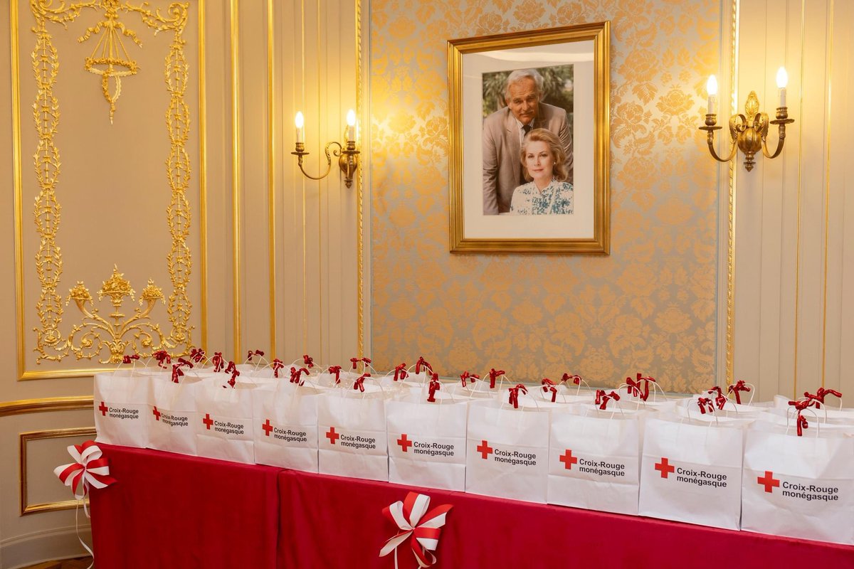 Monaco Info (@monaco__info) on Twitter photo 🇮🇩 #FêteNationale
Ce jeudi 14 novembre, à l'occasion de la Fête Nationale monégasque, LL.AA.SS. le Prince Albert II et la Princesse Charlene de Monaco ont remis les traditionnels colis à la <a href="/croixrougemc/">Croix-Rouge monégasque</a>
© Direction de la Communication - Manuel Vitali 🇮🇩 #FêteNationale
Ce jeudi 14 novembre, à l'occasion de la Fête Nationale monégasque, LL.AA.SS. le Prince Albert II et la Princesse Charlene de Monaco ont remis les traditionnels colis à la <a href="/croixrougemc/">Croix-Rouge monégasque</a>
© Direction de la Communication - Manuel Vitali