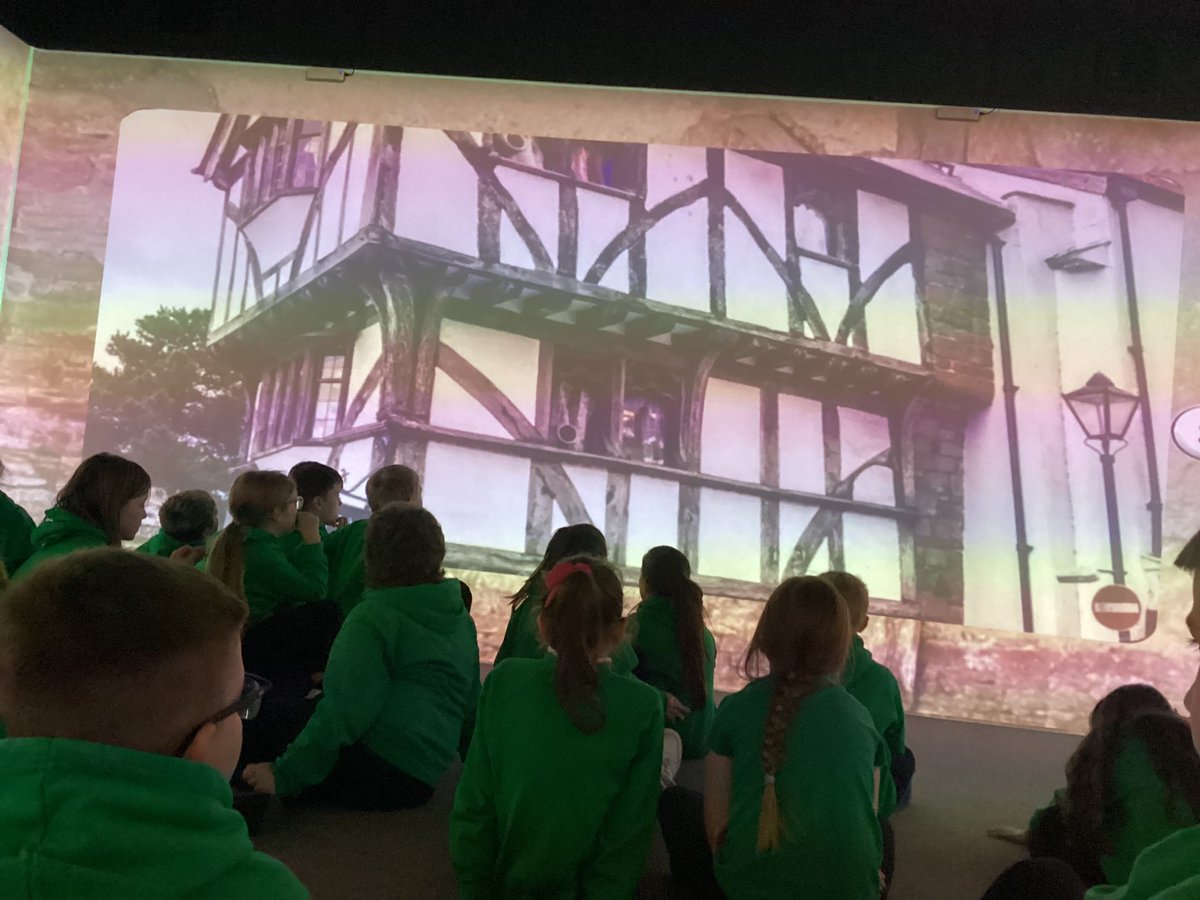 #CribGoch were transported  back to a Tudor Village when we visited <a href="/5gEbbw/">Ebbw Vale 5G Immersive Environment</a>! We found out all about the Tudor Family Tree👑 #Hu_Man