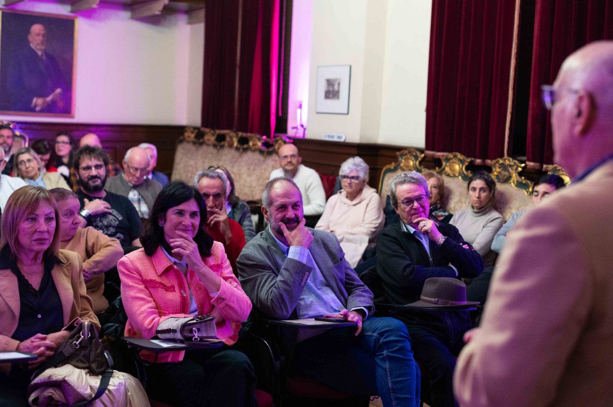 La primera sesión del III Ágora #JuanAltamiras ha sido un éxito. El salón de Casa de Ganaderos de Zaragoza cubrió ayer su aforo con un público muy diverso que disfrutó con las conferencias.
📲x.gd/5rxyX

<a href="/sarafernandezes/">Sara Fernández Escuer</a> <a href="/domingobuesa/">Domingo Buesa</a> #PedroOlloqui 
<a href="/aragonalimentos/">Aragón Alimentos Nobles</a>