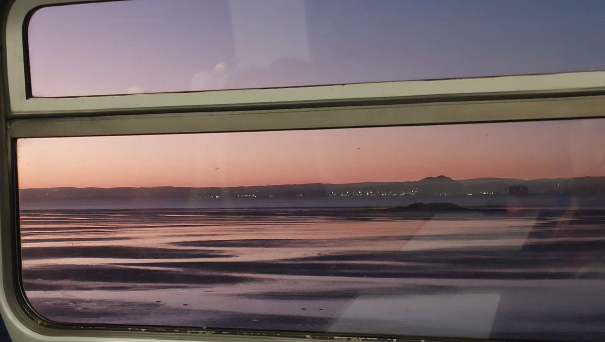 A majestic sunrise over the Forth as we head up to Perth for the <a href="/ASVAtweets/">ASVA</a> conference today! 🏴󠁧󠁢󠁳󠁣󠁴󠁿