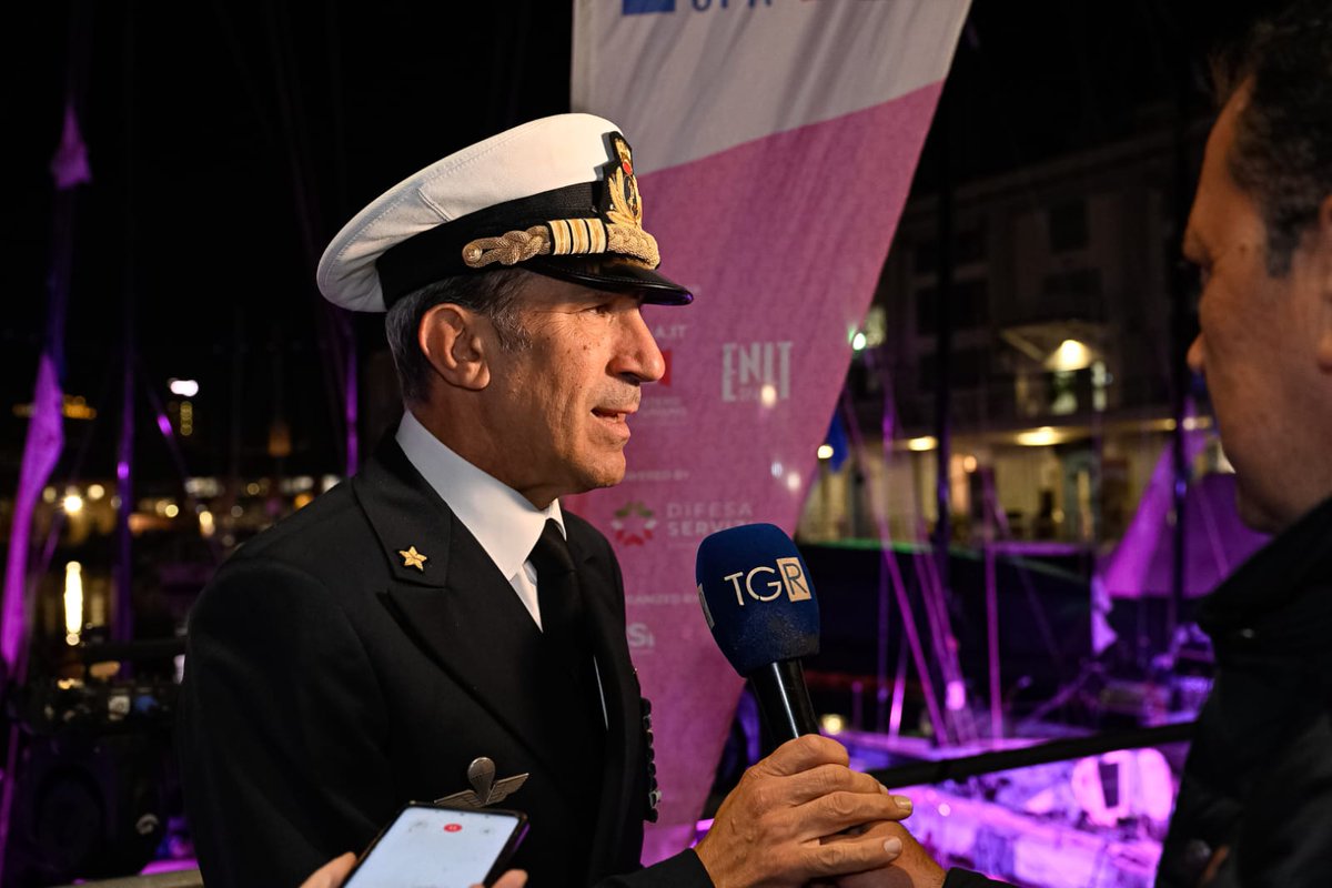 ItalianNavy's tweet photo. Durante la cerimonia di premiazione Nastro Rosa Veloce 2024 di Genova, così il #SCSMM amm. Giuseppe Berutti Bergotto:
"Gli equipaggi hanno portato a termine una regata impegnativa, competitiva, con spirito di sacrificio e lealtà, e questi sono i valori di ogni marinaio.
Sono valori che insegniamo fin da subito al personale che si avvicina alla Marina Militare, in Accademia e nelle scuole di Formazione.
Siamo in un periodo in cui pace e sicurezza non possono più essere date per scontate.
Sapete che i nostri porti dipendono dal traffico navale, soprattutto dall'Indo-Pacifico. Pertanto è importante che tutte le linee di comunicazione verso il nostro Paese siano mantenute libere e sicure per tutto il cluster marittimo.
Questo è quello che fa la Marina, lo fa da sempre, e lo farà per sempre".
@MinisteroDifesa @SM_Difesa @nastrorosatour