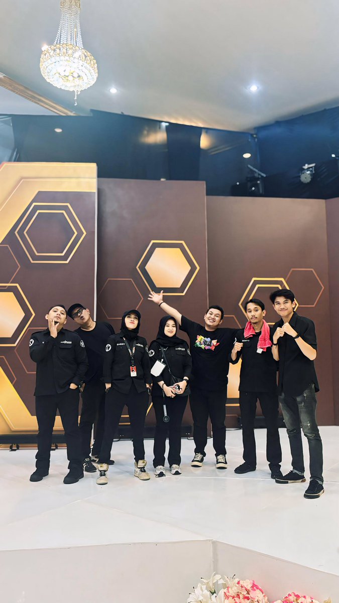 diturunkanwahyu's tweet photo. AVENGERS TEAMโผ๏ธ
dibalik event yg sukses, ada kami yang โhadeuhโ
#showmanagement https://t.co/XnA4xNPNB9