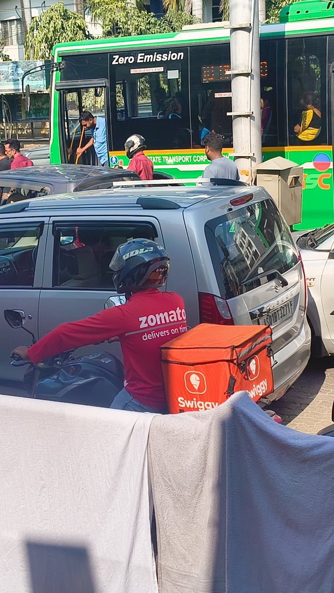 ab_hi_25's tweet photo. We got to see this 'Bhaichara' before GTA VI🫂
@deepigoyal @harshamjty @zomato @Swiggy @SwiggyInstamart https://t.co/GN4zr5rz9m